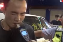 Phì cười clip tài xế say rượu cố nín thở để “lừa gạt” cảnh sát