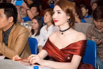 Hoa hậu Ngọc Diễm khoe vai trần gợi cảm làm giám khảo 