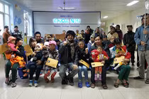 Trần Lập đến tặng quà bệnh nhi ung thư giữa giá rét