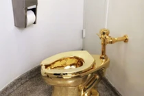 Bảo tàng Mỹ lắp bồn cầu bằng vàng nguyên khối 18 carat