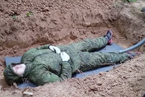 Hoảng hồn cảnh chữa bệnh sợ chết bằng cách...chôn sống