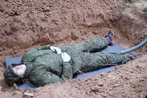 Hoảng hồn cảnh chữa bệnh sợ chết bằng cách...chôn sống