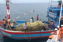 Cứu 10 thuyền viên gặp nạn trong cơn biển động