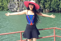 Siêu mẫu Jessica Minh Anh thích thú khám phá vịnh Hạ Long