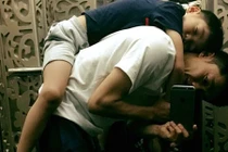 Con trai Hà Hồ ngủ ngon lành trên lưng bố Cường Đô-la