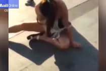 Đánh ghen kinh hoàng: cô gái bị xé áo, đạp vào mặt giữa phố