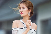 Quán quân Hương Ly đẹp ngọt ngào trên phố Sài Gòn