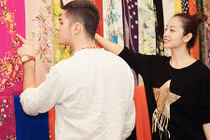 Hoa hậu Jennifer Phạm dẫn bạn nhảy đi may áo dài Tết