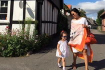 Đoan Trang dẫn con gái về thăm nhà nội ở Thụy Điển