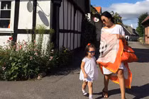 Đoan Trang dẫn con gái về thăm nhà nội ở Thụy Điển