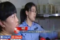 Chủ quán mỳ bị khách hàng ép nuốt chửng con gián 