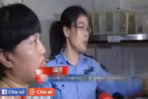 Chủ quán mỳ bị khách hàng ép nuốt chửng con gián 