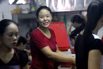 Người phục vụ bún cho Obama và câu chuyện rơi chiếc nem