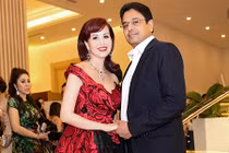 Hoa hậu Diệu Hoa được chồng ngoại quốc hộ tống đến sự kiện