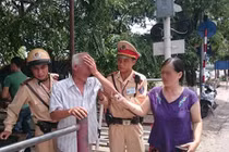 CSGT chốt chặn, kịp thời cứu ông cụ định lao xe vào tàu hỏa