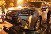 Xe sang Lexus 570 đâm nát nhiều xe máy, 5 người trọng thương