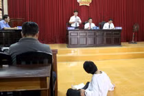 Vì đất vì tiền, anh chị ruột đưa đứa em tật nguyền ra tòa...