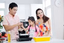 Con gái Ngọc Diễm trổ tài bếp núc với MC Phan Anh