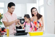 Con gái Ngọc Diễm trổ tài bếp núc với MC Phan Anh