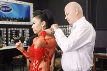 Chồng Thu Minh tận tình chăm sóc vợ ở hậu trường