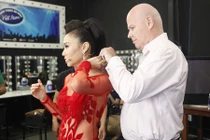 Chồng Thu Minh tận tình chăm sóc vợ ở hậu trường