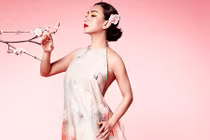 Mỹ nhân thập niên 90 Y Phụng quyến rũ với váy yếm