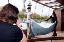 Jessica Minh Anh hé lộ hậu trường chụp ảnh hoành tráng