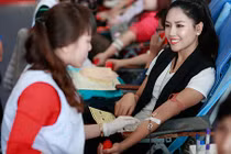 Người đẹp Nguyễn Thị Loan rạng rỡ đi hiến máu