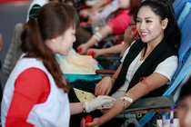 Người đẹp Nguyễn Thị Loan rạng rỡ đi hiến máu