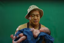 Hiếu Hiền bế con gái mới sinh đóng phim Tết 2016 