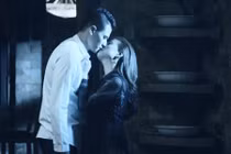 Hoàng Thùy Linh hôn Vĩnh Thụy say đắm 