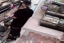 Clip quý ông vào cửa hàng trộm trăn “khủng”, nhét vào quần