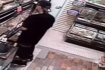 Clip quý ông vào cửa hàng trộm trăn “khủng”, nhét vào quần