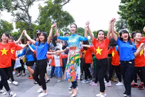 HH Đỗ Mỹ Linh diện áo dài nhảy flashmob ở Hồ Gươm