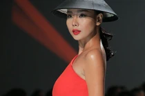 Lại Thanh Hương hút hồn trên sàn diễn thời trang