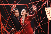 Thí sinh Next Top Model bị "nhốt" trong lồng bằng dây thừng