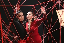 Thí sinh Next Top Model bị "nhốt" trong lồng bằng dây thừng