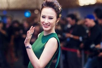 Angela Phương Trinh đeo nhẫn hơn 1 tỷ đi xem thời trang