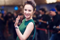 Angela Phương Trinh đeo nhẫn hơn 1 tỷ đi xem thời trang