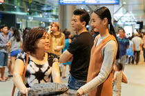 Lê Thúy được mẹ chồng tiễn ra nước ngoài làm việc