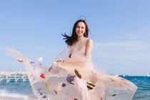 Angela Phương Trinh diện váy Cannes tung tăng dạo biển