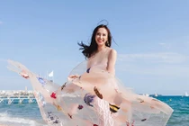 Angela Phương Trinh diện váy Cannes tung tăng dạo biển