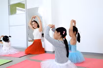 Thanh Thúy hào hứng dạy múa cho trẻ em tại CH Czech