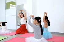 Thanh Thúy hào hứng dạy múa cho trẻ em tại CH Czech