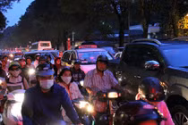 Cổ thụ bật gốc sau mưa, giao thông TP HCM kẹt cứng