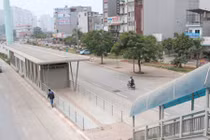 Xe máy lấn làn buýt nhanh Hà Nội bị phạt tới 400 nghìn