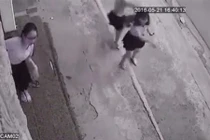 Clip 5 cô gái bất lực nhìn tên trộm phóng xe máy chạy thoát