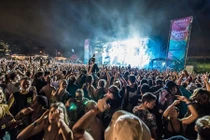 Rùng mình bóng ma bé gái xuất hiện tại lễ hội EDM