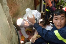 Giải cứu thành công người đàn ông mắc kẹt dưới ống cống