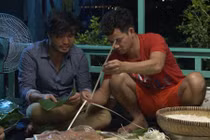 Xuân Bắc nhiệt tình dạy doanh nhân Đỗ Minh gói bánh chưng